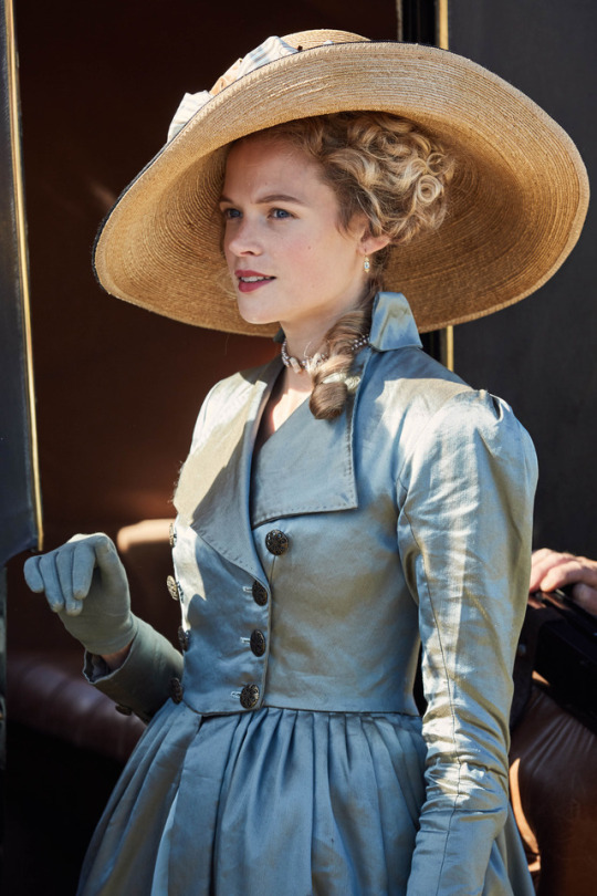 Caro, in her lovely silver reddingcote and big big hat.
