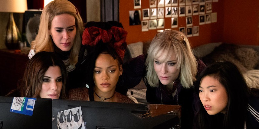 Sarah Paulson, Bullock, Blanchett, Rhianna and Awkwafina looking at a computer screen