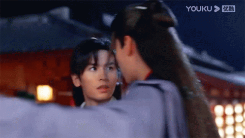 Wēn Kèxīng and Zhōu Zǐshū staring soulfully into each other’s eyes as they revolve around each other. 