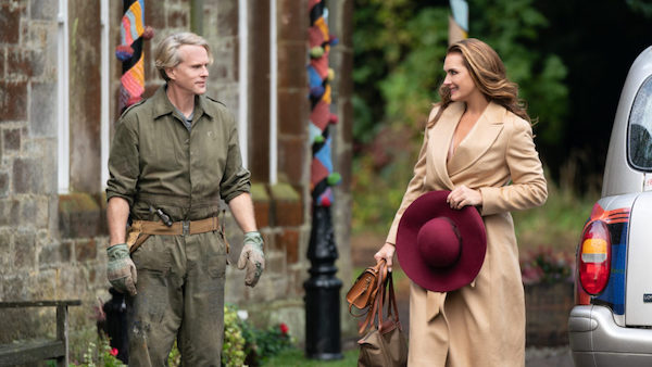 Cary Elwes and Brooke Shields meet in front of a B&B