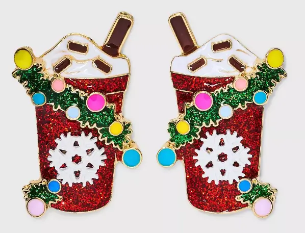 Sparkly glitter enamel earrings that look like Starbucks cups with white snowflakes on them, wrapped in a green garland with holiday lights and at the top is a cinnamon stick and some chocolate on whipped cream
